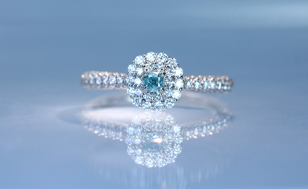ブルー ダイヤモンド リング凝ったデザインが粋なリング