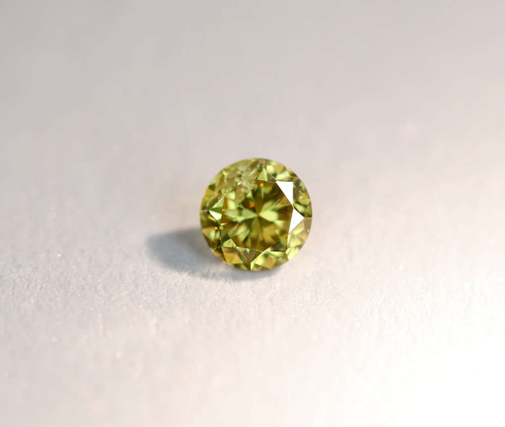 天然イエローダイヤモンド　0.152ct　FANCY DEEP GRAYISH GREENISH YELLOW　ルース　ラウンド[CGL]